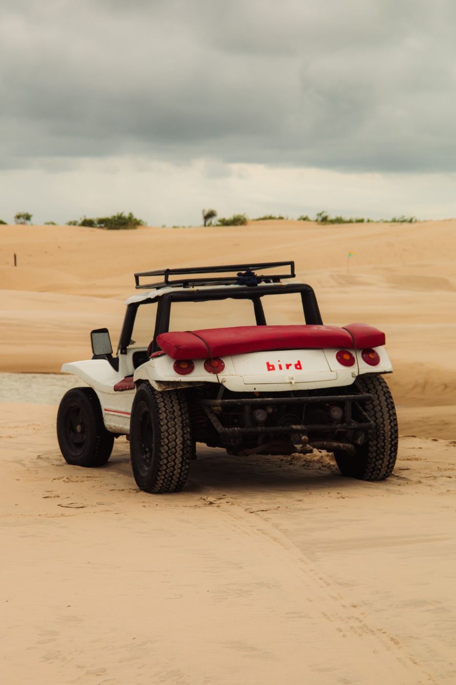 Buggy 4x4 nas dunas durante passeio da Petom Tur em Tutóia
