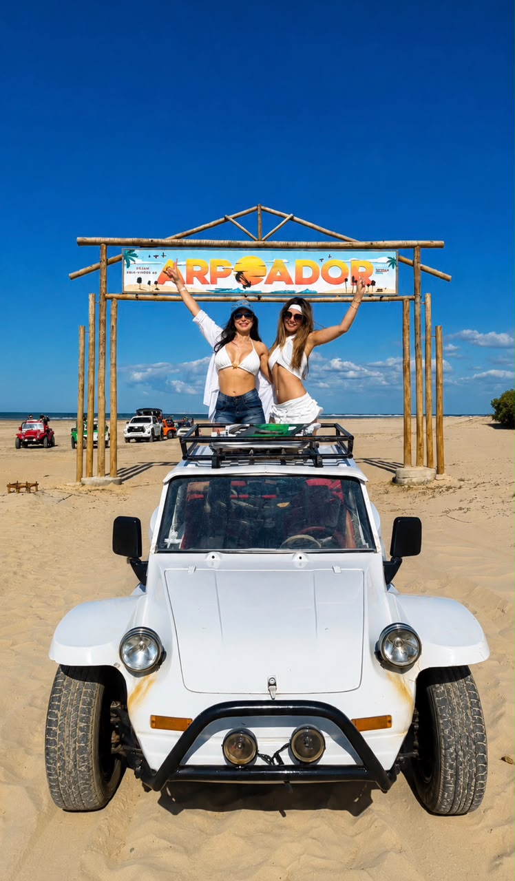 Visitantes em pé sobre o buggy no pórtico da Vila do Arpoador, com outros buggys ao fundo