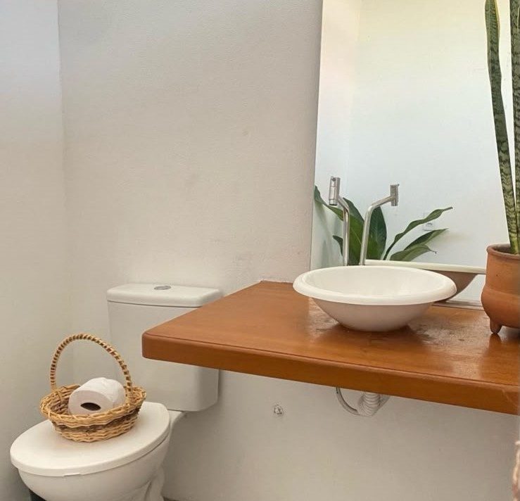 Pia e vaso sanitário com cesto de amenities