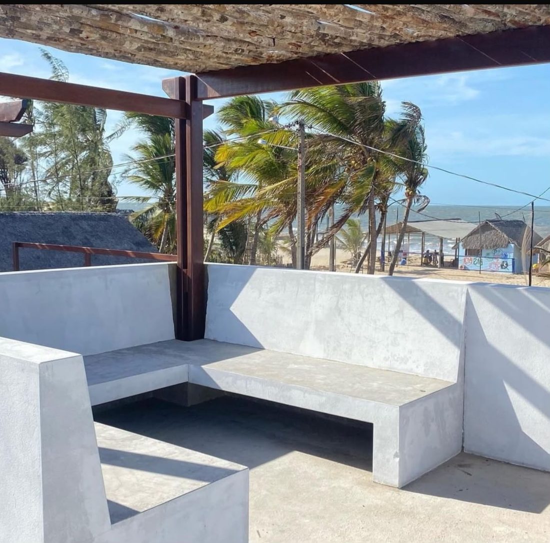 Terraço no rooftop do Chalé Ravenala, com pergolado e vista para o mar