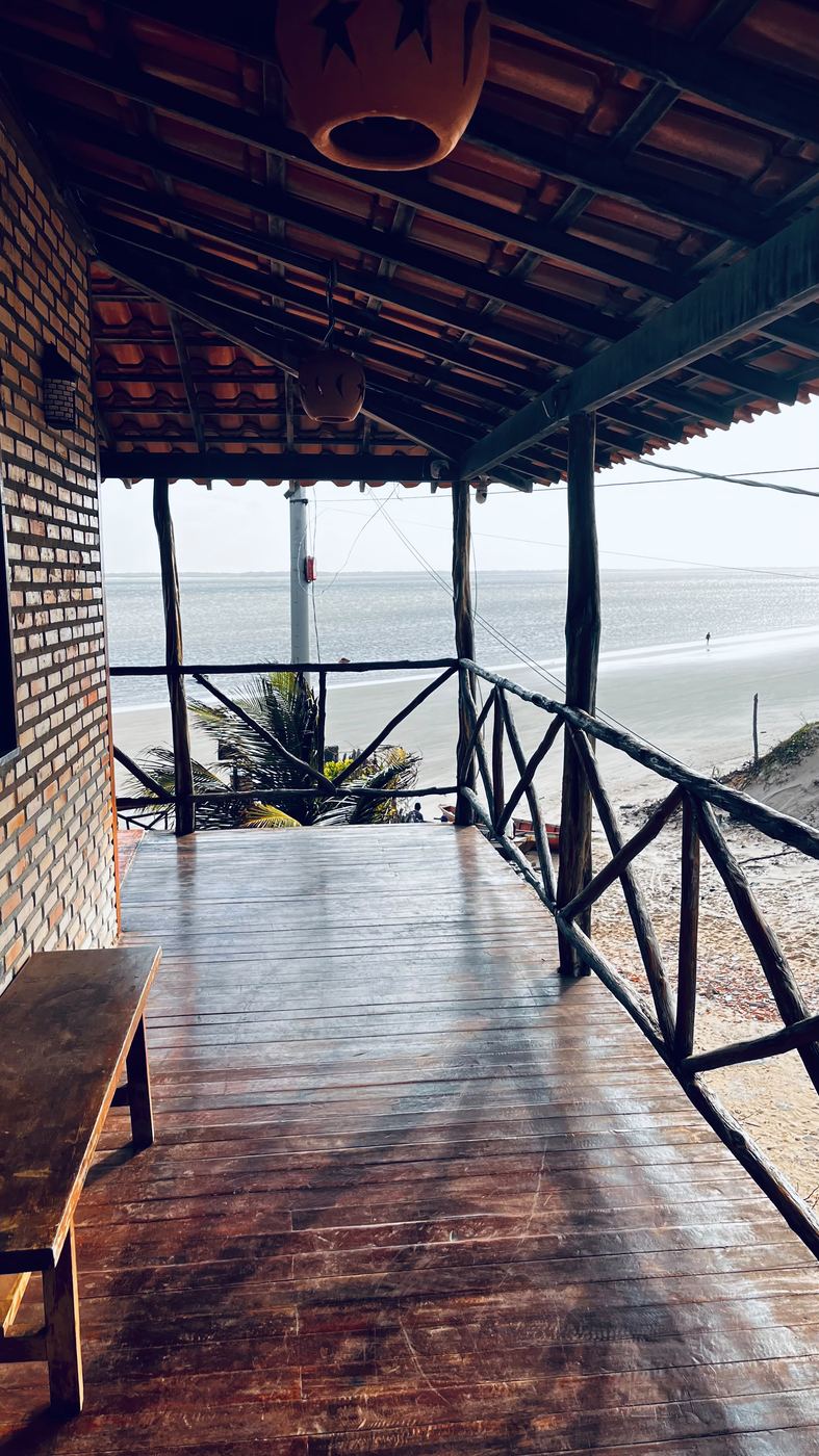 Deck de madeira do chalé com vista para a praia