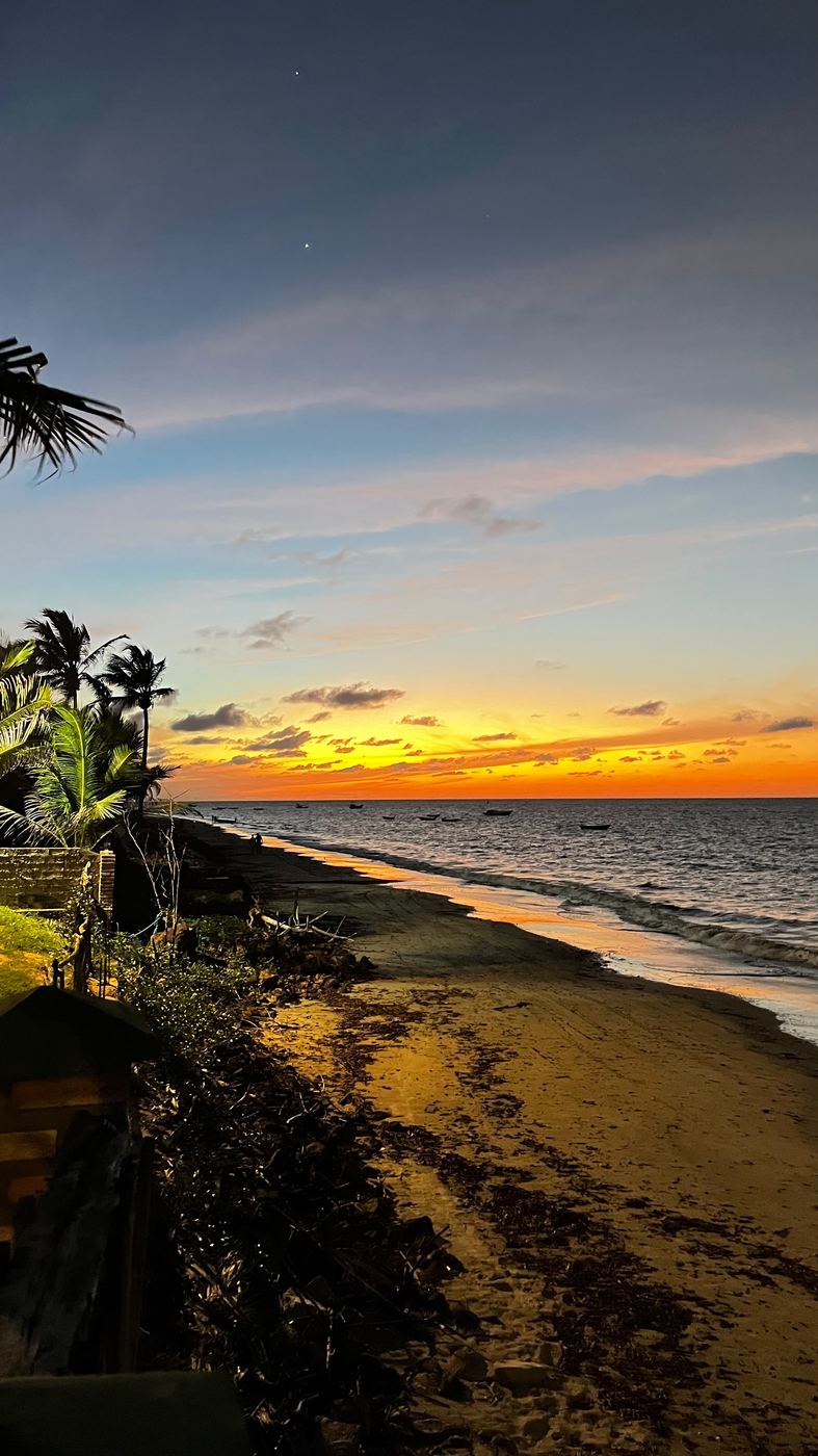 Pôr do sol na praia em frente à pousada