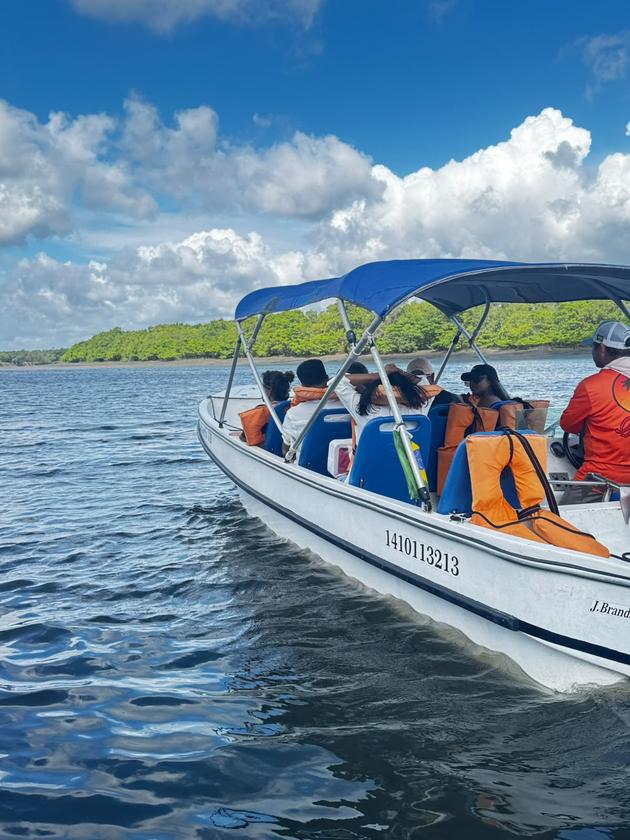 Grupo a bordo da lancha durante o passeio de revoada dos guarás
